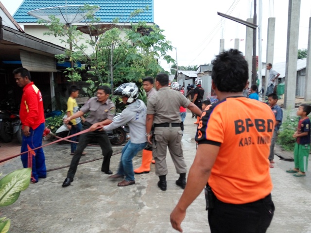 Tim Damkar BPBD Padamkan Kebakaran Rumah di Jalan Abdul Manaf